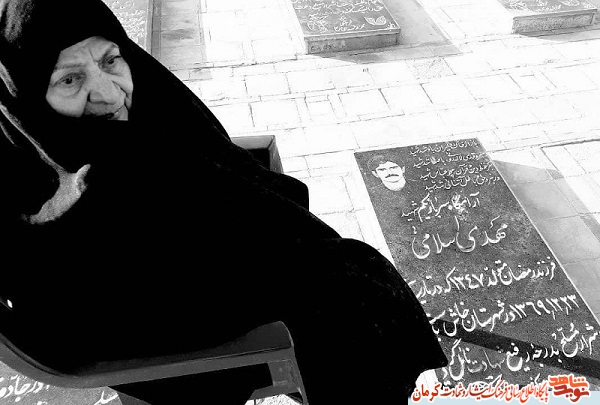تصویر/ حضور مادر شهید «مهدی اسلامی» بر مزار فرزندش
