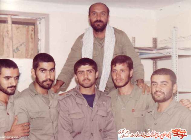 ایستاده: بقایی - نشسته از چپ: طاهری - شهید حسن رمضانی- رضایی- حسینی - مرادی