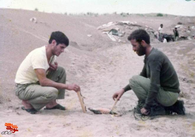 نفر سمت راست: شهید غلامعلی قادری