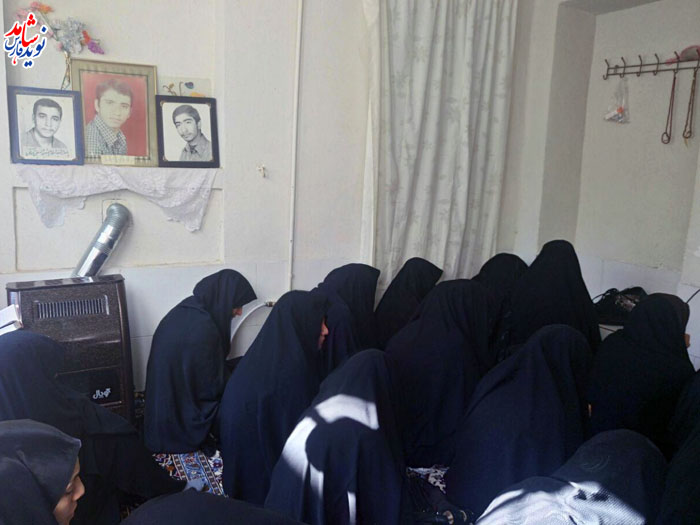 دیدار با خانواده شهدا در استهبان دیدار با خانواده شهدا در استهبان