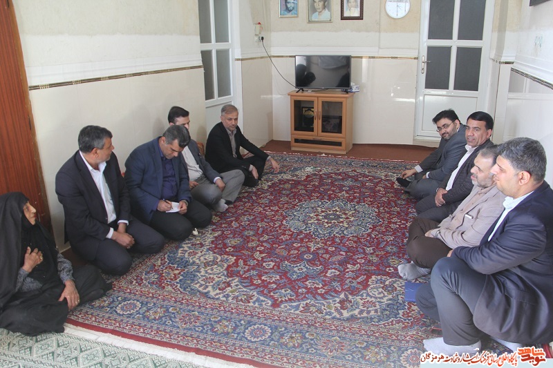 مدیر کل بنیاد شهید و امور ایثارگران هرمزگان با خانواده شهدا دیداری تازه کرد مدیر کل بنیاد شهید و امور ایثارگران هرمزگان با خانواده شهدا دیداری تازه کرد