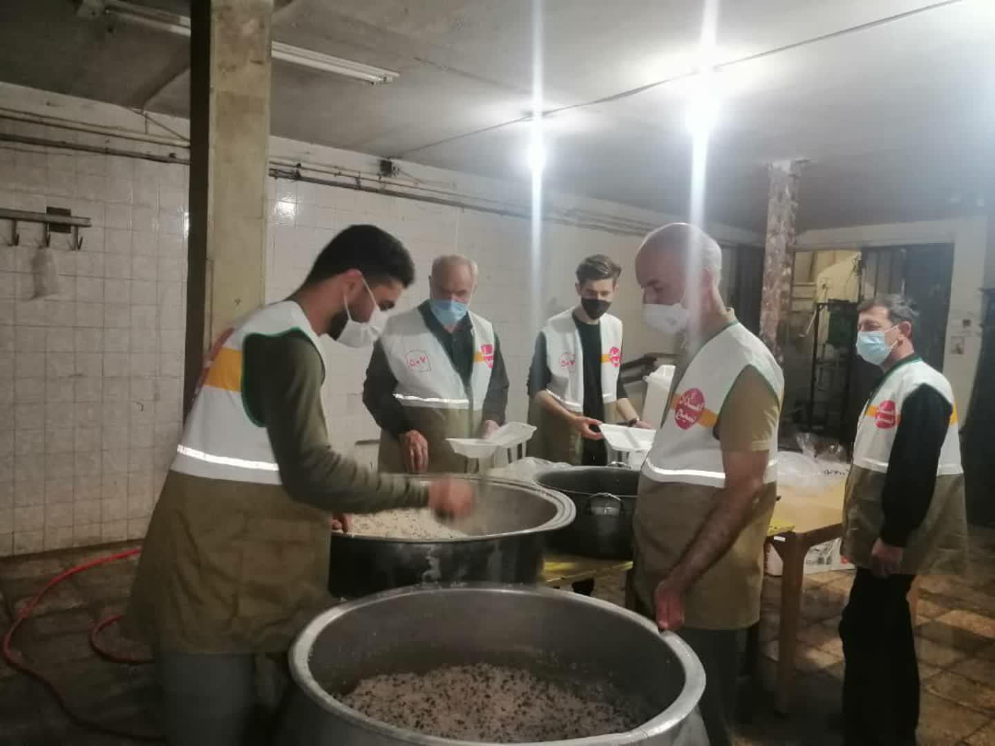 ۵۰۰ پرس غذای گرم بین نیازمندان الوند توزیع شد ۵۰۰ پرس غذای گرم بین نیازمندان الوند توزیع شد
