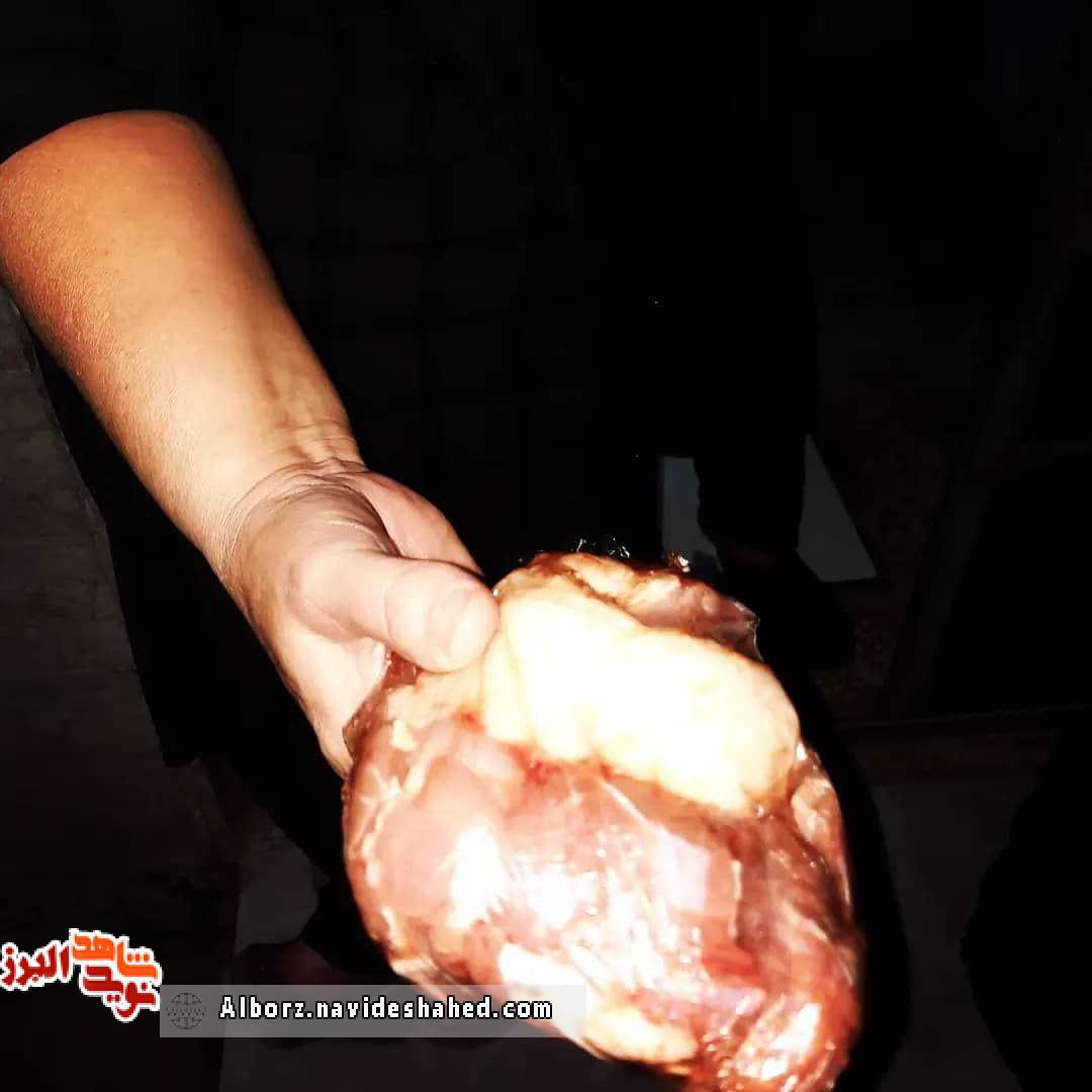 مرکز نیکوکاری خادم اشهدا در شب عاشورا بین ایتام گوشت توزیع کرد