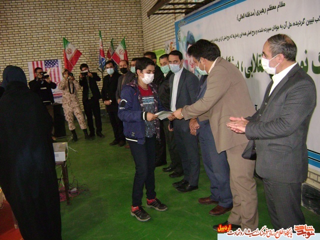 به مناسبت گرامیداشت هفته بسیج ازدانش آموزان ممتاز جامعه هدف (شاهد و ایثارگر ) شهرستان نیر در استان اردبیل تجلیل شد