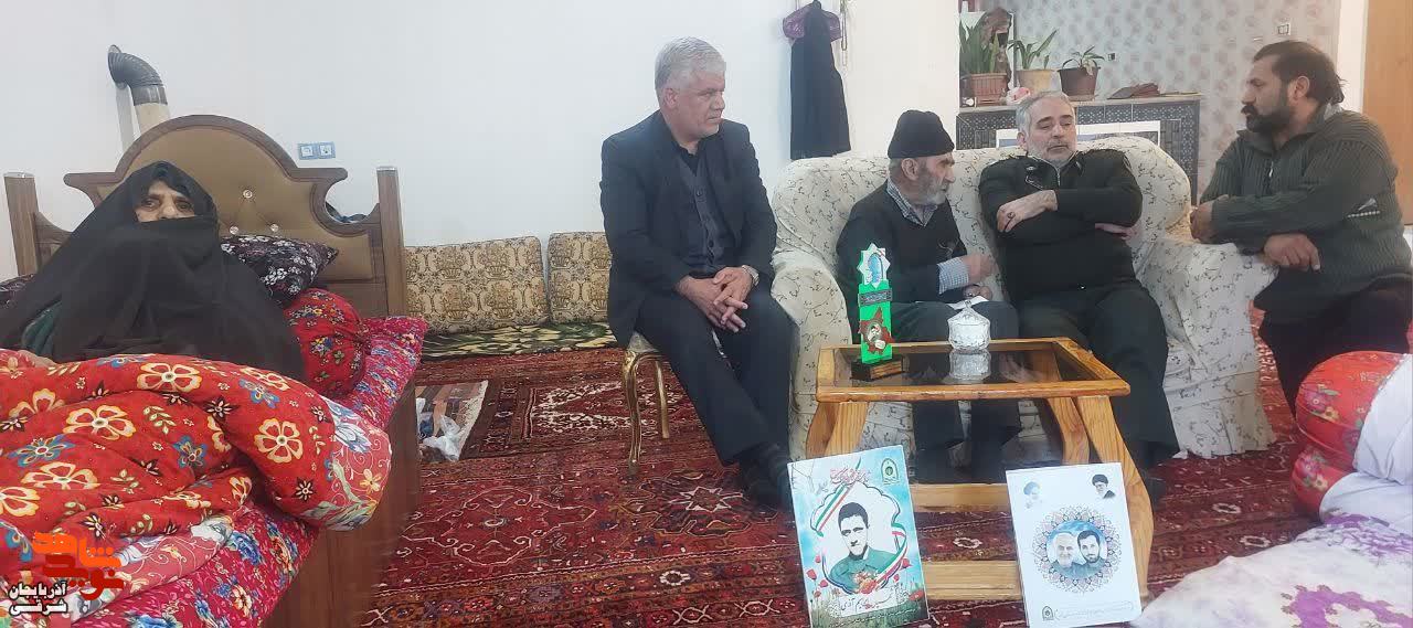 والدین شهدا فرزندانشان را برای حفظ انقلاب تقدیم کردند
