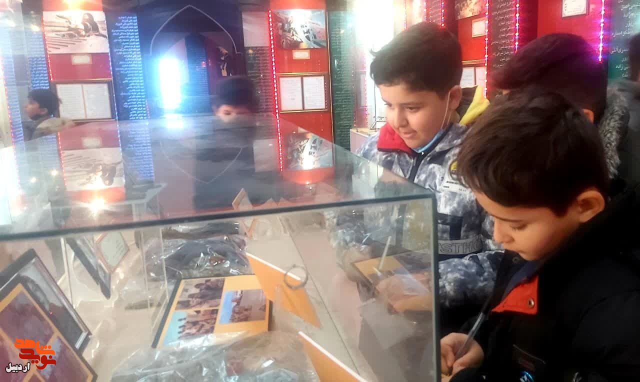 بازدید دانش‌آموزان مدرسه شاهد 2 از موزه شهدای اردبیل