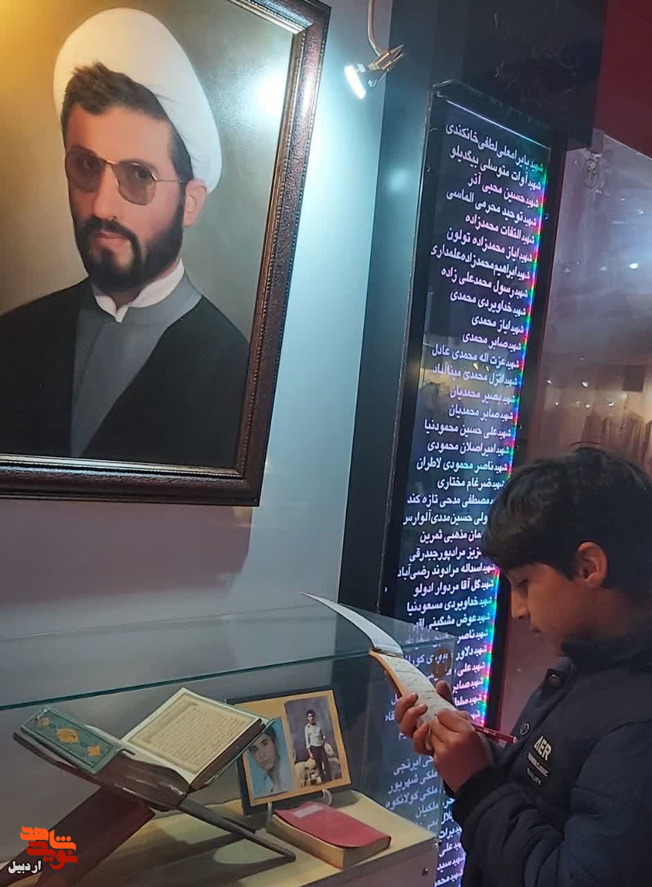 بازدید دانش‌آموزان مدرسه شاهد 2 از موزه شهدای اردبیل