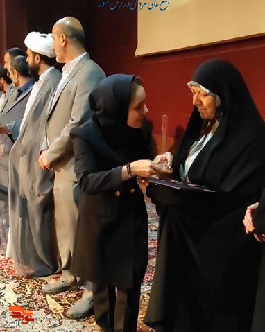 پنجمین همایش «دامان» از مادر شهید مدافع حرم قدردانی کرد