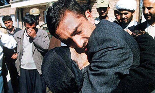 نذر و نیازهای مادرانه برای بازگشت فرزند به آغوش وطن