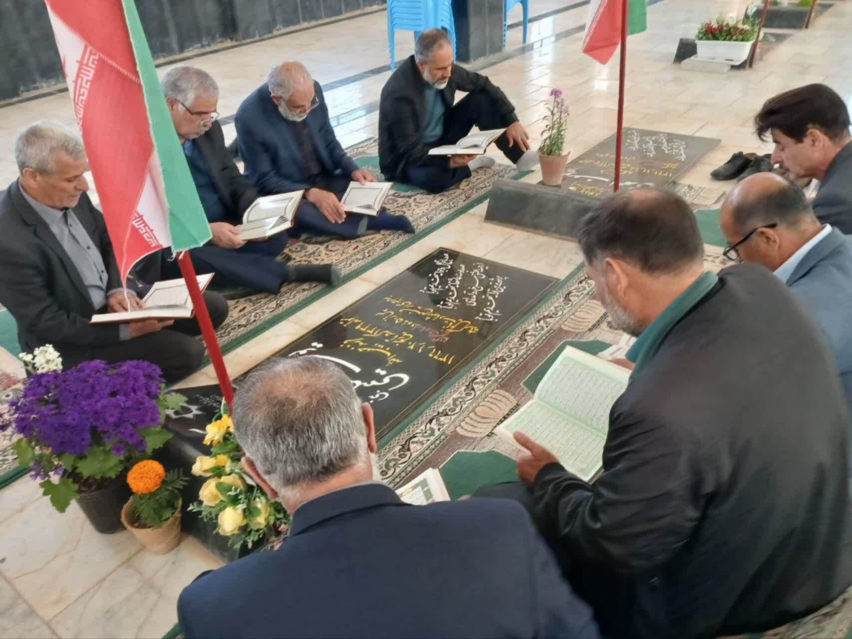 تجدید بیعت جمعی از آزادگان قهرمان استان چهارمحال و بختیاری با شهید والامقام دوران اسارت یوسف سلیمی در گلزار شهدای بن