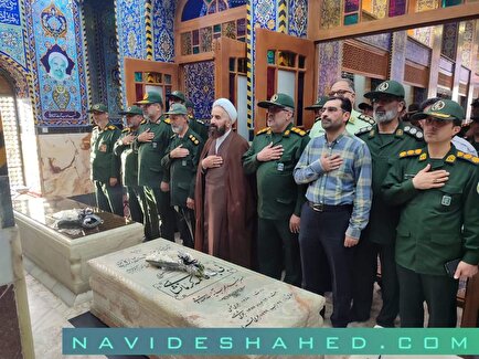 گزارش تصویری/ عطرافشانی و گلباران قبور مطهر شهدا در یزد