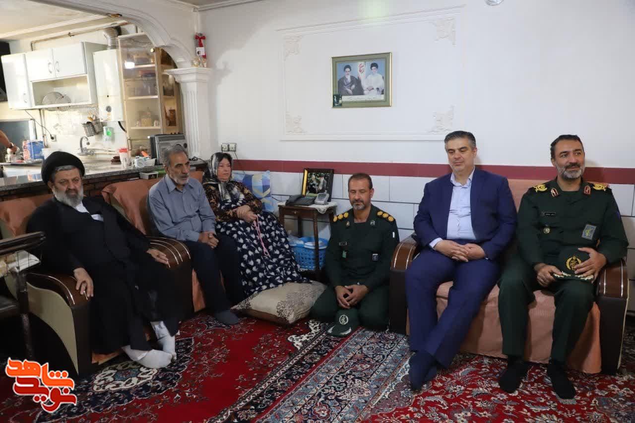 تجلیل استاندار مرکزی از خانواده شهید خرم گل‌محمدی در رزمایش رهروان شهدا