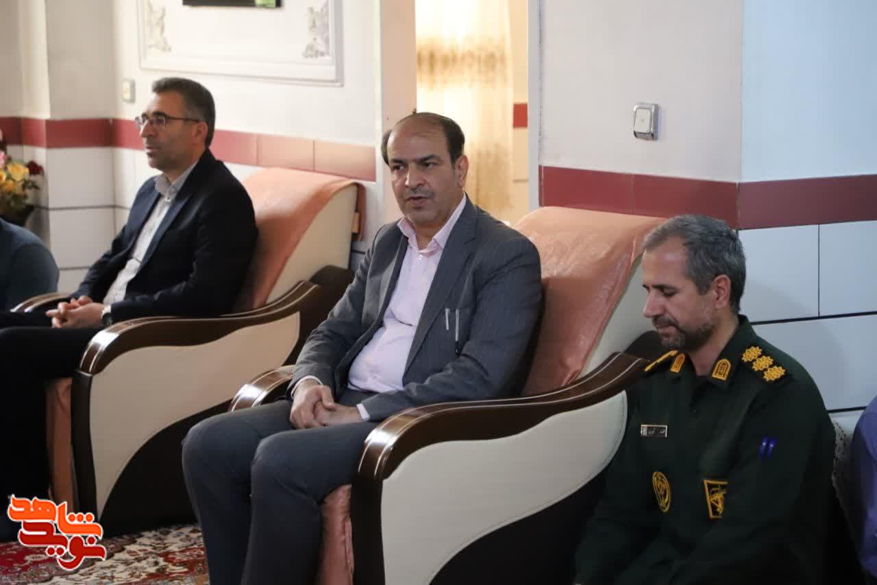 تجلیل استاندار مرکزی از خانواده شهید خرم گل‌محمدی در رزمایش رهروان شهدا