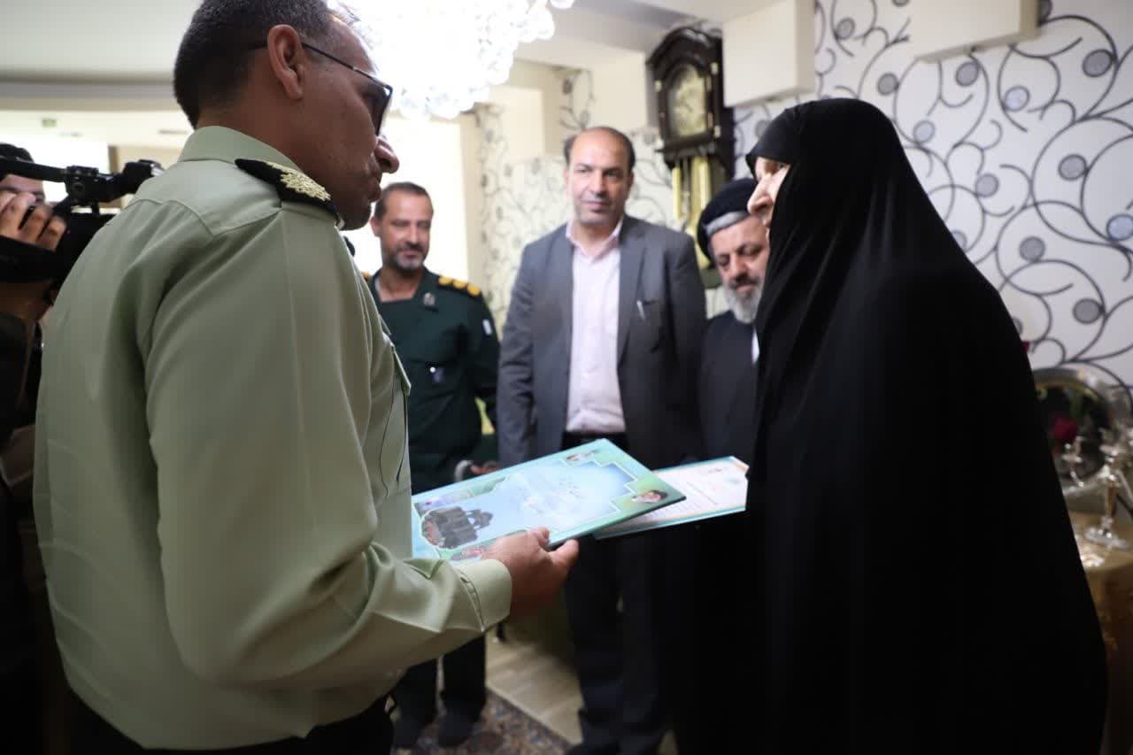 تجلیل از خانواده شهید والامقام محمد خانمحمدی هزاوه در چهارمین روز خردادماه