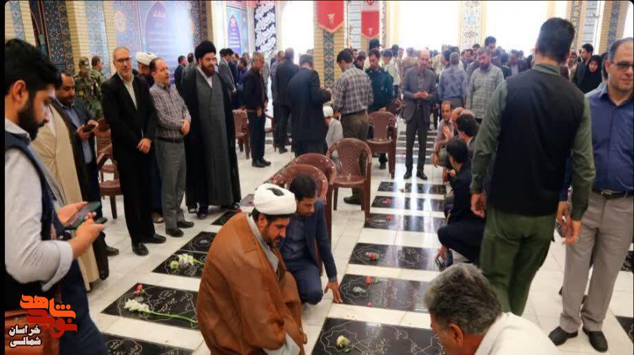 تصاویر/غبارروبی مزار شهدا به مناسبت گرامیداشت آزادسازی خرمشهر در خراسان شمالی