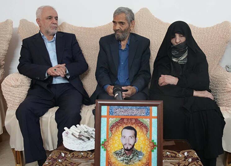 دیدار رئیس بنیاد شهید و امور ایثارگران با خانواده شهید «کیومرث کوثری مقدم»/ تصاویر