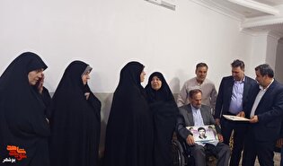 ادای احترام معاون تعاون و امور اجتماعی بنیاد شهید و امور ایثارگران به فداکاری همسر جانباز ۷۰ درصد
