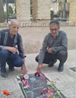 ادای احترام خادمان شهدای غریب به شهدای گلزار فشند...