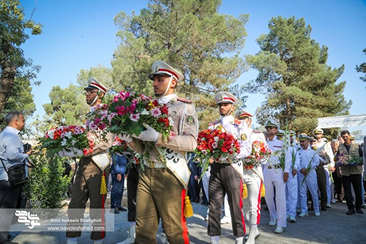 عکس/«آیین میهمانی لاله‌ها» گلباران و عطر افشانی مزار مطهر شهدا