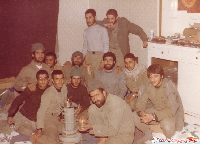 از چپ به راست :
ایستاده : باقر شمسی خانی و شهید صفر امیدوار 
نشسته : شهید آهنگران ، شهید علی عظیمی ، کریم آنجفی ، رضا پاکپور ،اسماعیل رحیمی ، محمد بهرامی ، احمد طالبی ، شهید محمد حسنی ، شهید رحیم آنجفی ، کزازی