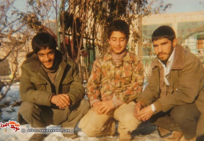 شهید علی زحمتیان‌شریف‌آبادی در کنار همرزمان