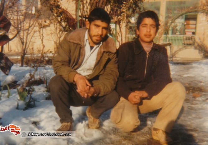 شهید علی زحمتیان‌شریف‌آبادی در کنار هم‌رزمان