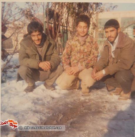 شهید علی زحمتیان‌شریف‌آبادی در کنار هم‌رزمان