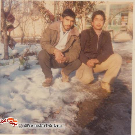 شهید علی زحمتیان‌شریف‌آبادی در کنار هم‌رزم
