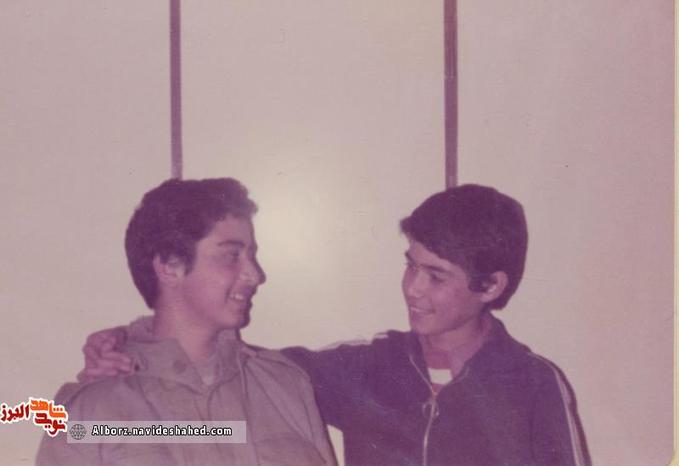 شهید علی زحمتیان‌شریف‌آبادی در کنار دوستش