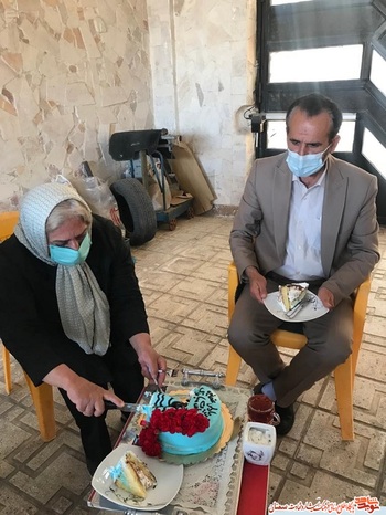 مراسم جشن تولد شهید دریادار محمدابراهیم همتی با حضور رئیس بنیاد شهید شهرستان سمنان- چهاردهم فروردین ۱۴۰۰ منزل خواهر گرامی این شهید گرانقدر