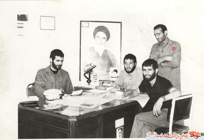 شهید سهراب اسمعیلی در کنار تصویر امام 