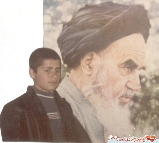 شهید علی اصغر نقدی در کنار تصویر امام 