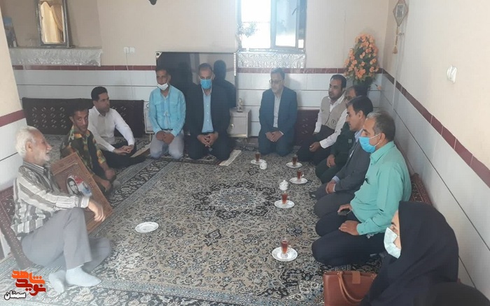 دیدار مسئولان آرادانی با خانواده معظم شهید والامقام ابوالفضل شاهحسینی - نوزدهم اردیبهشت ۱۴۰۱ شهر کهنآباد شهرستان آرادان